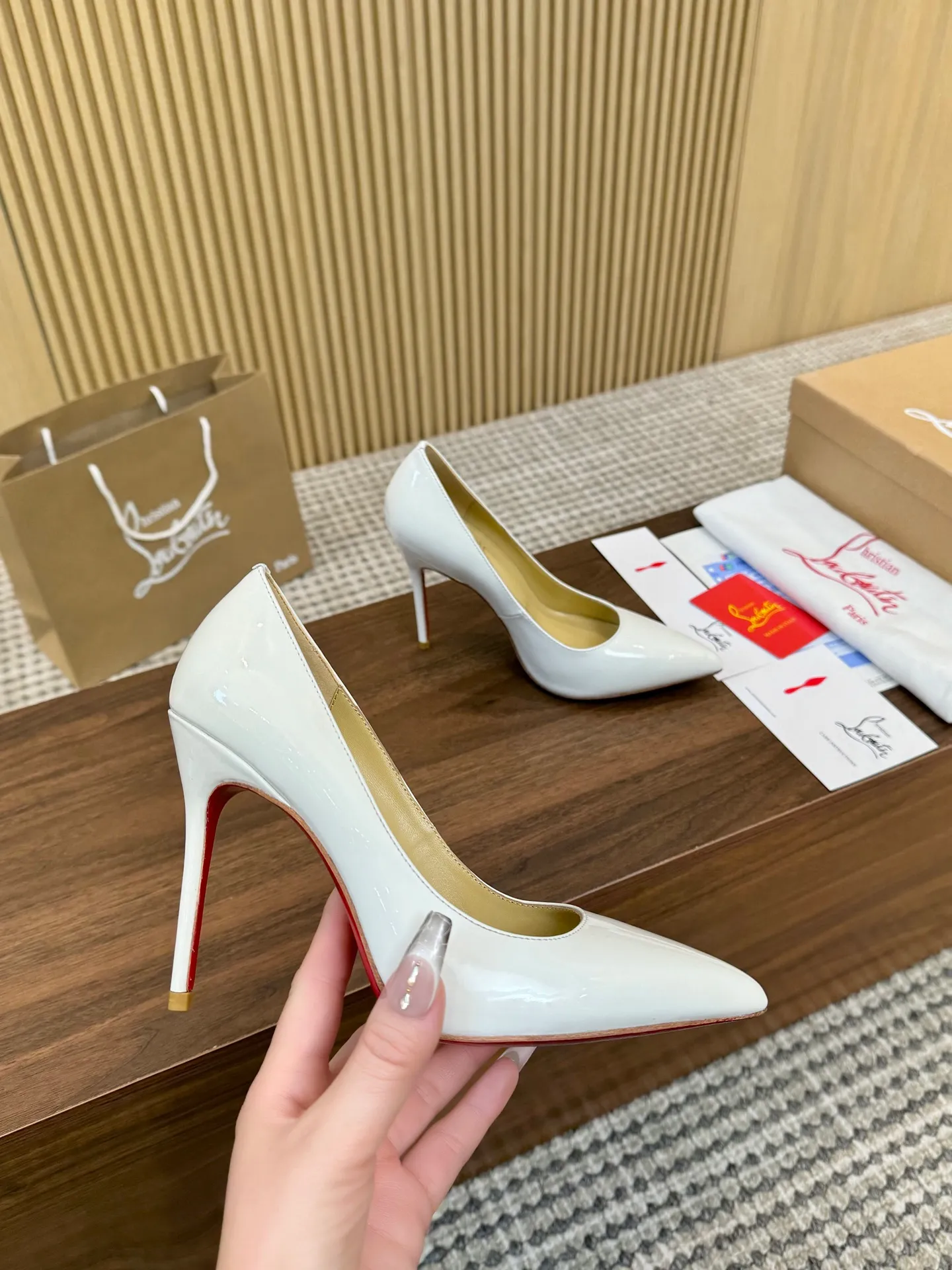 💕💕Factory direct selling price p440💕💕 Genuine leather sole +40 shipped all year round💝Christian Louboutin CL👠 "Imported cow patent leather💎Side hollow series" noble and luxurious, real blingbling👟👟 real materials, all customized by the pattern maker, and the materials are made of original customized materials to achieve the taste of the original 5 color options💍 Upper: Imported 👉cow patent leather💪 Lining: Sheepskin foot pad/lining Size: 34-40.41.42 Heel height: two options: 10.5cm and 8.5cm
